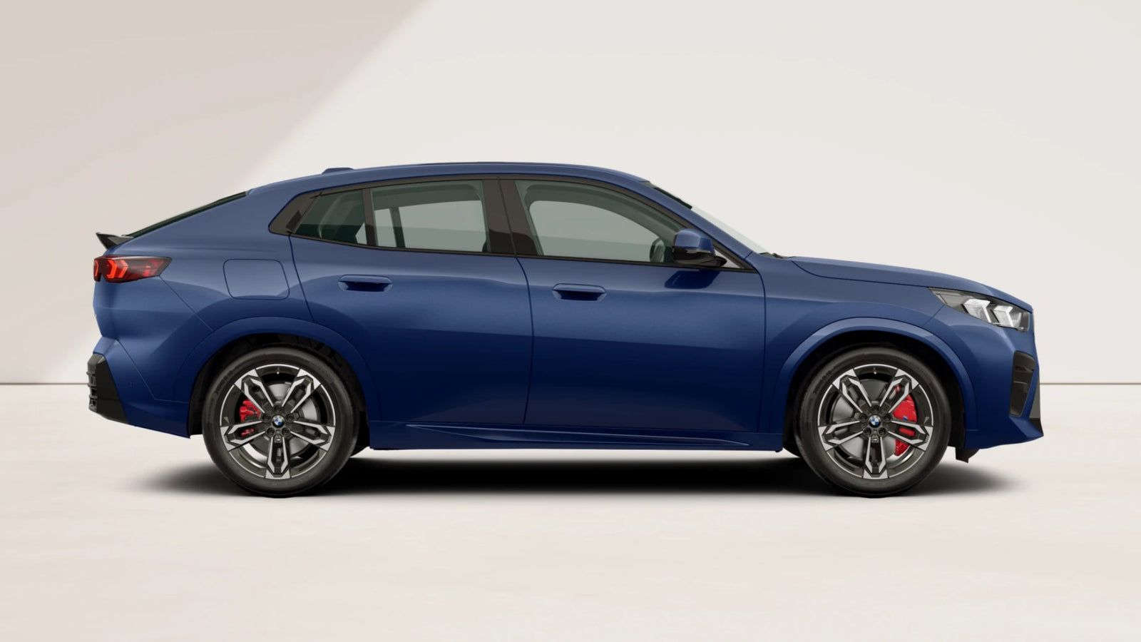 BMW X2 sDrive18d M Sport Pro noleggio lungo termine - Portimao Blue vista laterale