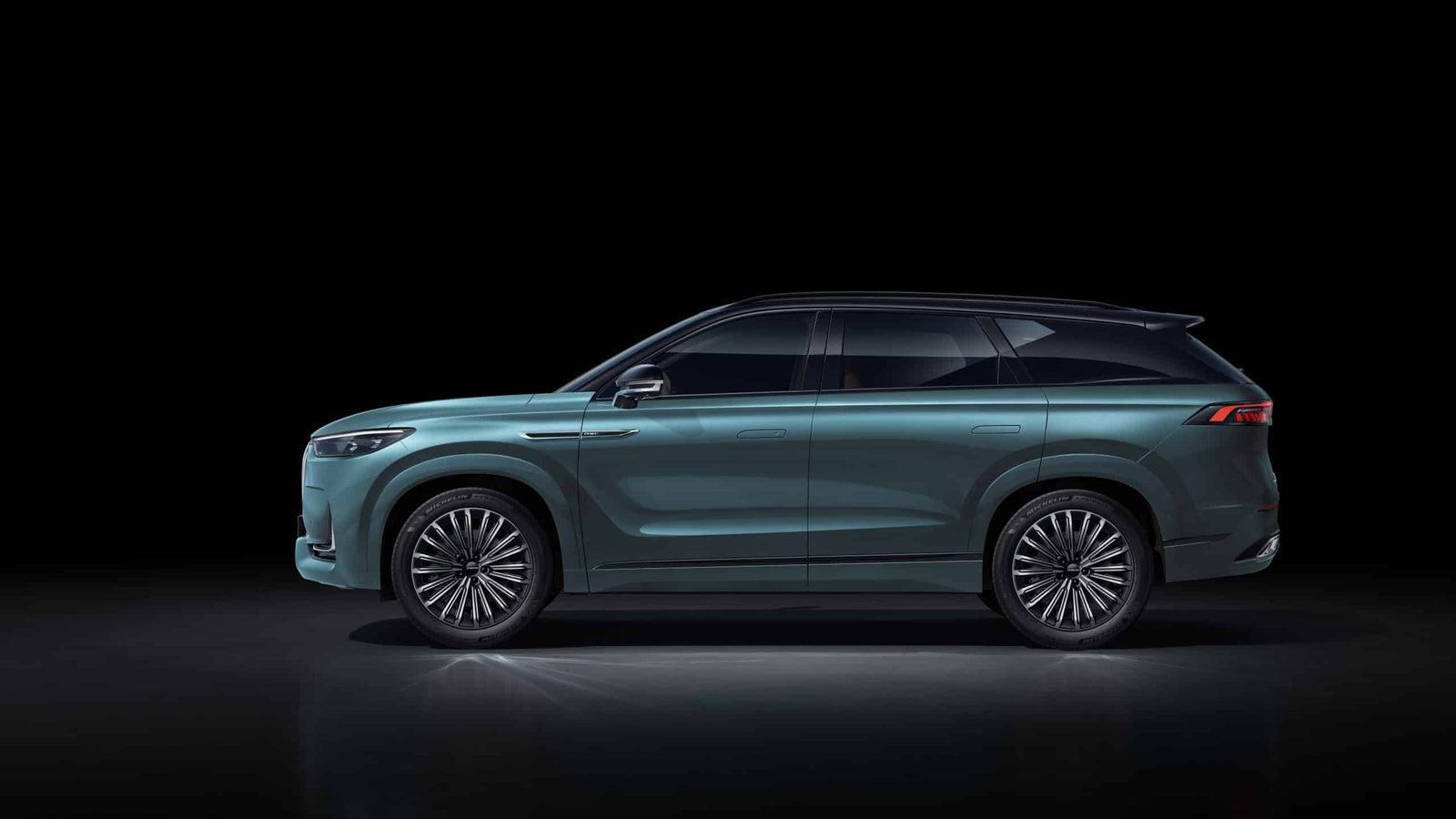 Jaecoo 8 SHS-P Exclusive AWD noleggio lungo termine - vista laterale