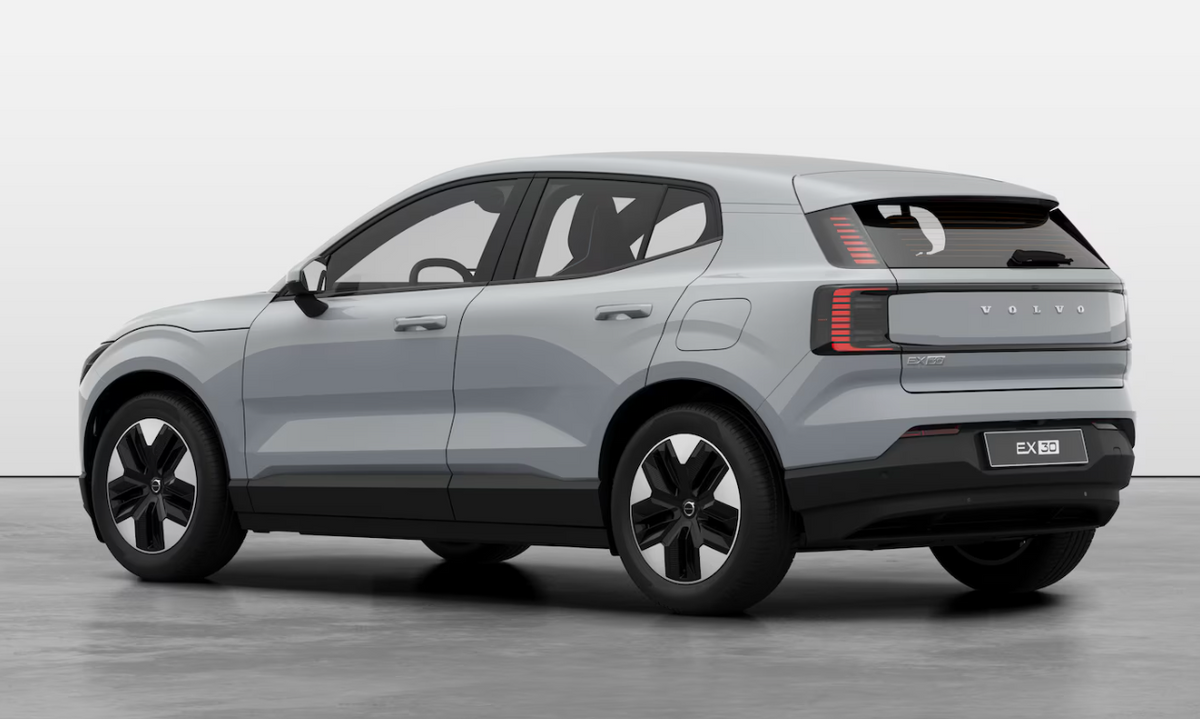 VOLVO EX30 Single Motor Extended Range Plus Automatica Noleggio Lungo Termine Privati