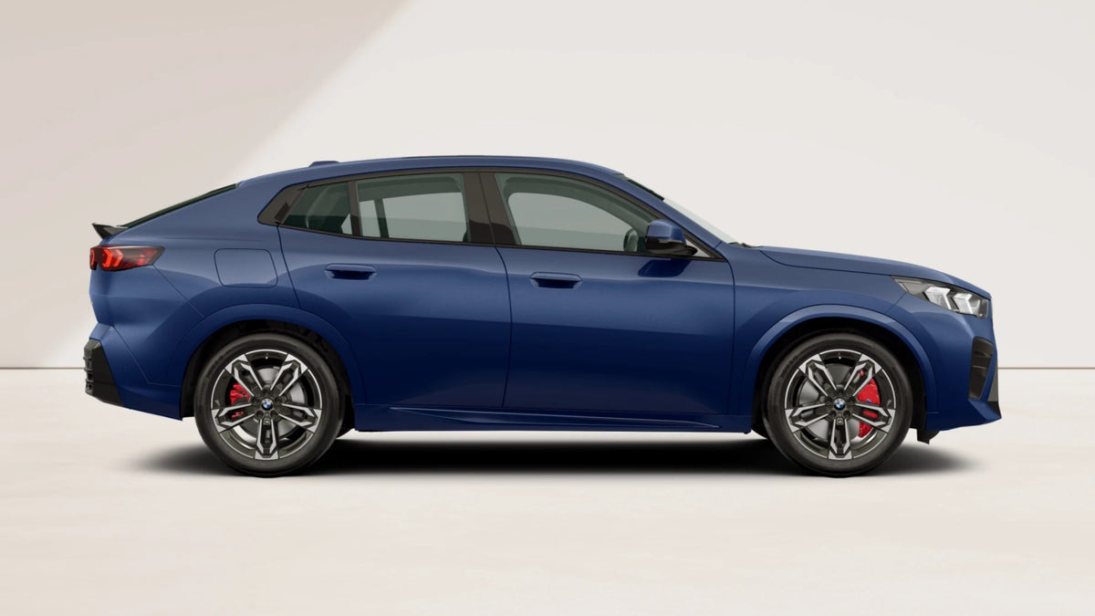 BMW X2 sDrive18d M Sport Pro Privati noleggio lungo termine - Portimao Blue vista laterale